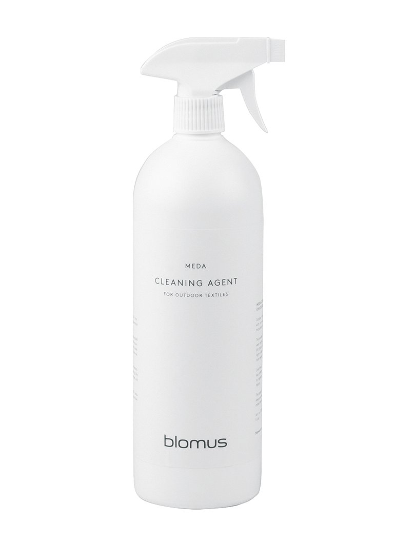 Blomus Outdoor-Textilreiniger in einer weißen Sprühflasche.