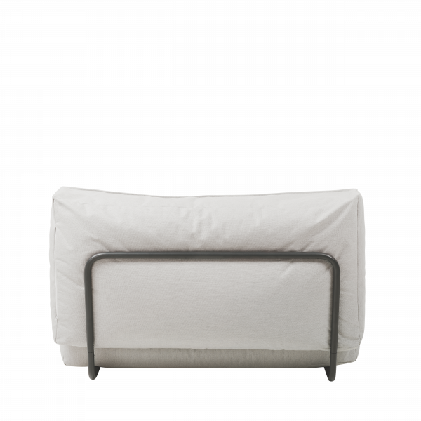Stylisches graues Sofa mit einem minimalistischen schwarzen Metallrahmen vor einem schwarzen Hintergrund.