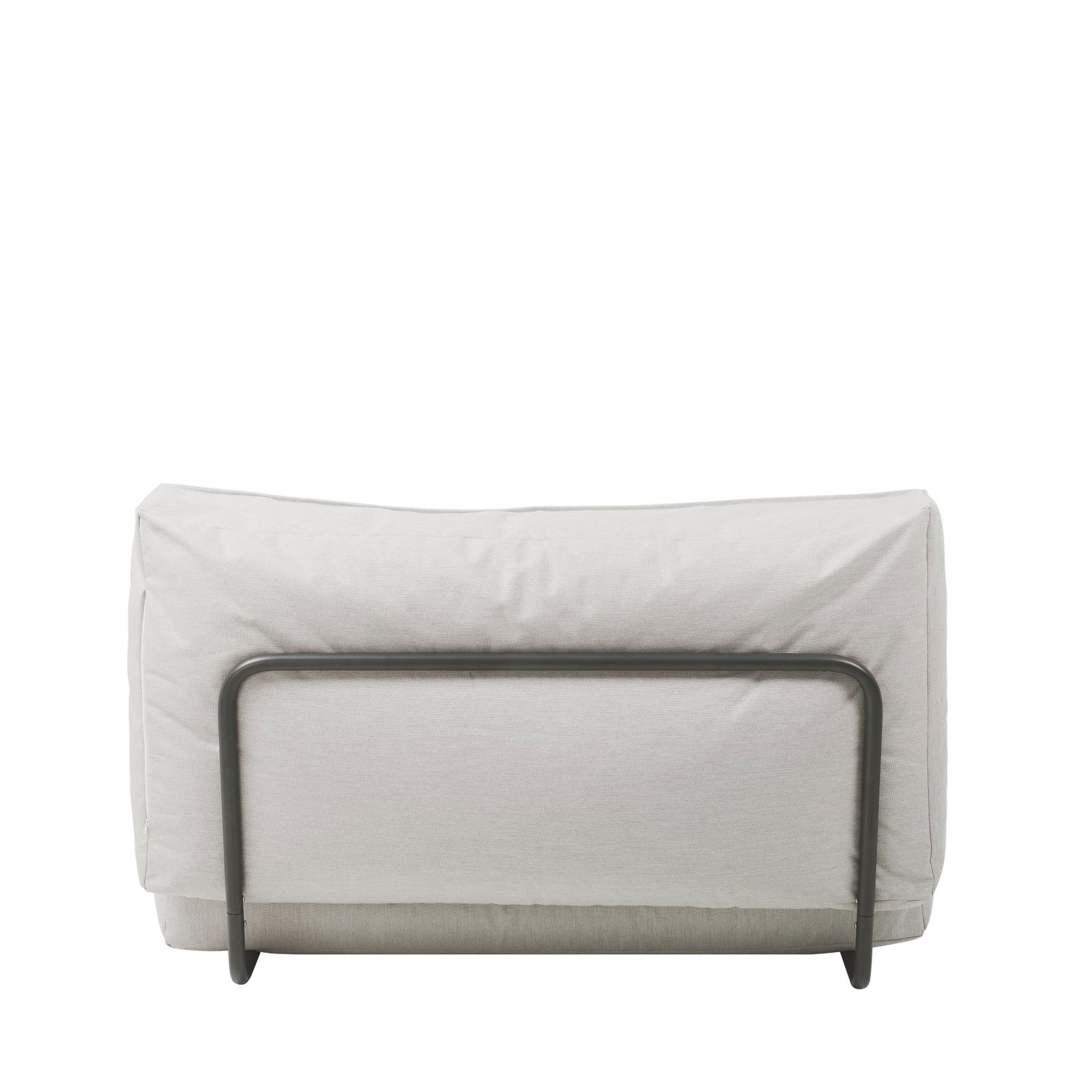 Stylisches graues Sofa mit einem minimalistischen schwarzen Metallrahmen vor einem schwarzen Hintergrund.
