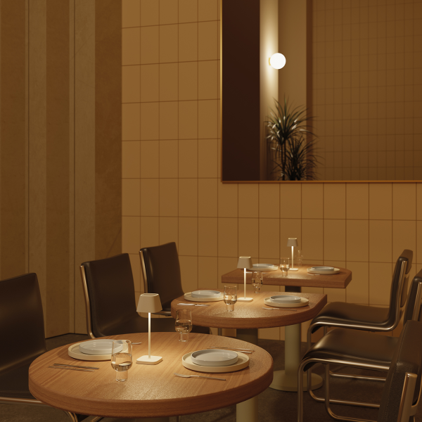 Gemütliches Restaurant-Interieur mit Holztischen, eleganter Tischdekoration und sanfter Beleuchtung.