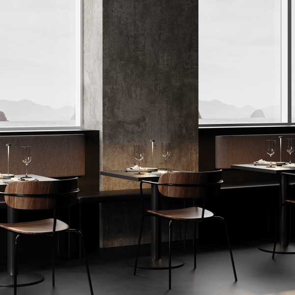 Moderner RestaurantInnenraum mit klaren Linien, eleganten Sitzplätzen und malerischen Ausblicken.