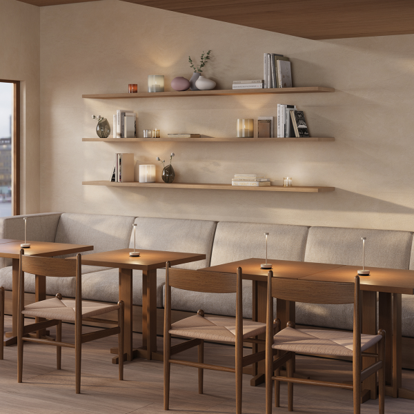 Modernes Interieur eines gemütlichen Cafés mit Holztischen, minimalistischer Dekoration und warmer Beleuchtung.