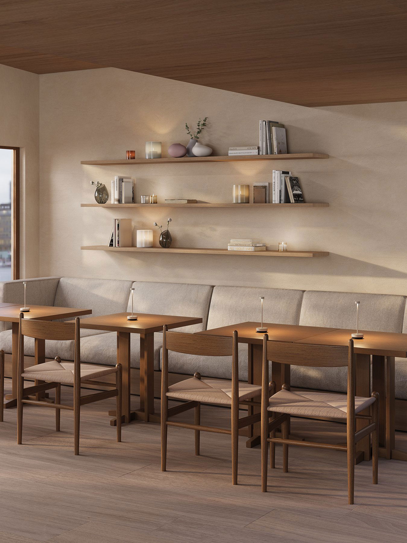 Modernes Interieur eines gemütlichen Cafés mit Holztischen, minimalistischer Dekoration und warmer Beleuchtung.