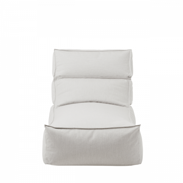 Entspannender, hellfarbener Loungesessel mit modernem, minimalistischem Design.