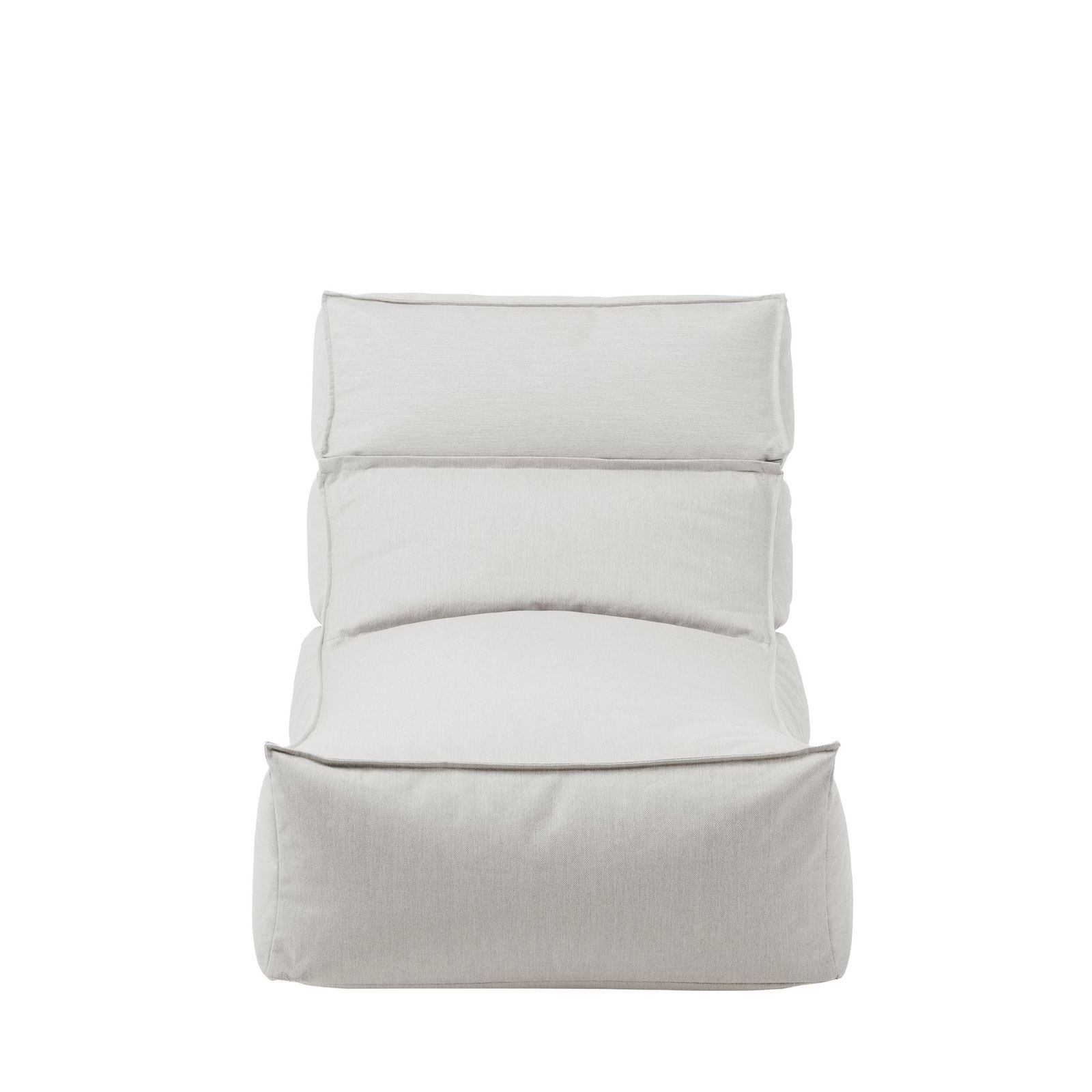Entspannender, hellfarbener Loungesessel mit modernem, minimalistischem Design.