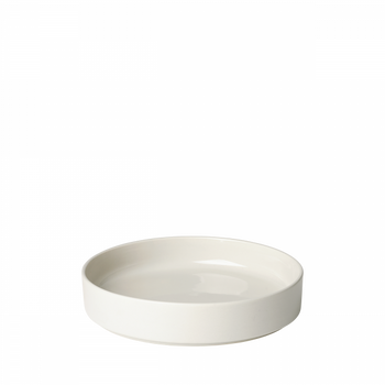 Keramische weiße flache Schüssel auf schwarzem Hintergrund, perfekt zum Servieren von Gerichten oder als Dekoration.