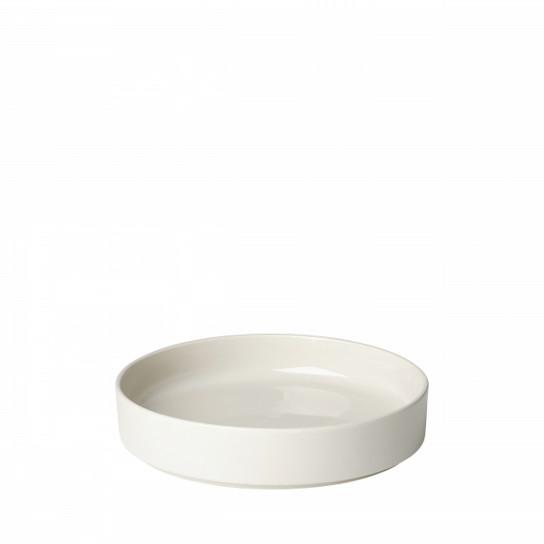 Keramische weiße flache Schüssel auf schwarzem Hintergrund, perfekt zum Servieren von Gerichten oder als Dekoration.