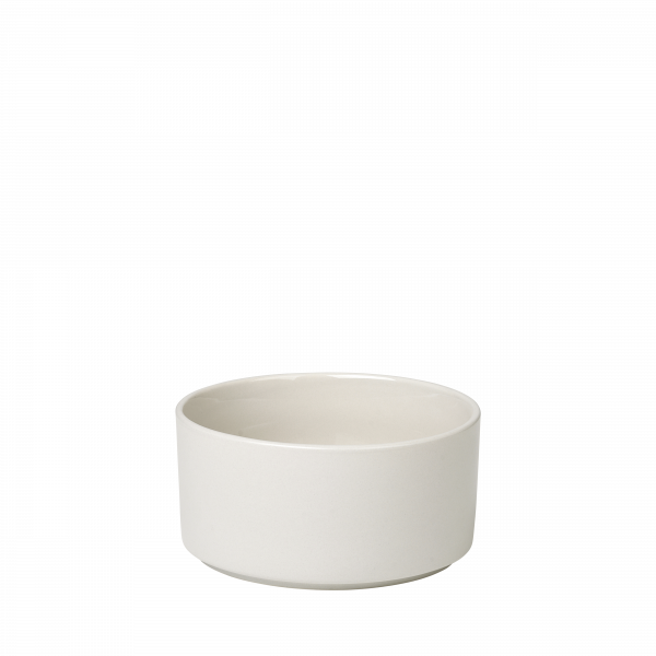 Minimalistische weiße Keramikschüssel vor schwarzem Hintergrund, perfekt für Dekoration oder Essen.