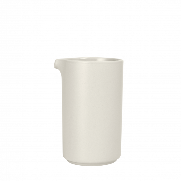 Minimalistische weiße Keramiktasse mit einem subtilen Rand, perfekt für Getränke oder Dekoration.