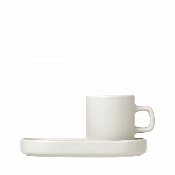 Einfache weiße Keramiktasse und Untertasse auf einem schwarzen Hintergrund.