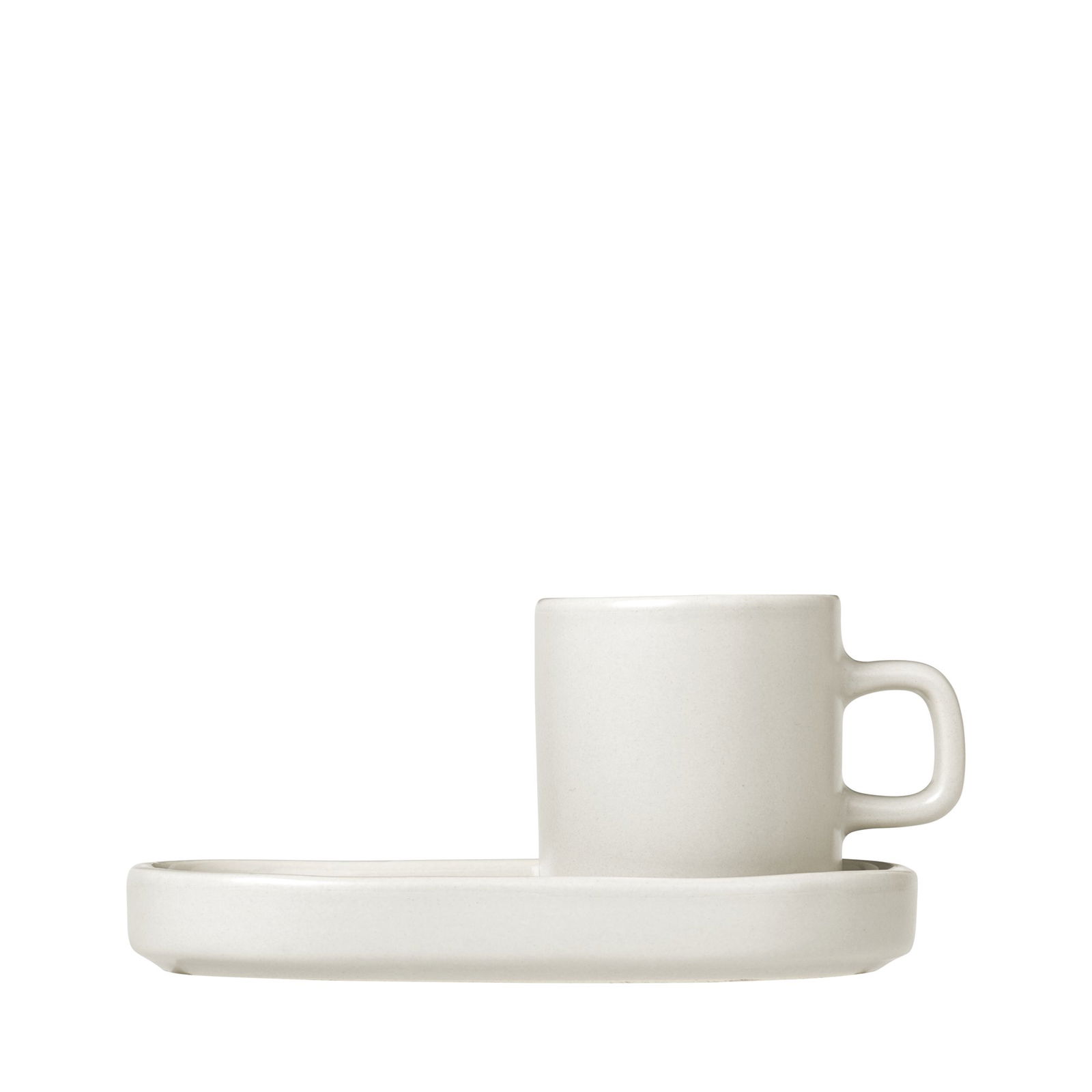 Einfache weiße Keramiktasse und Untertasse auf einem schwarzen Hintergrund.