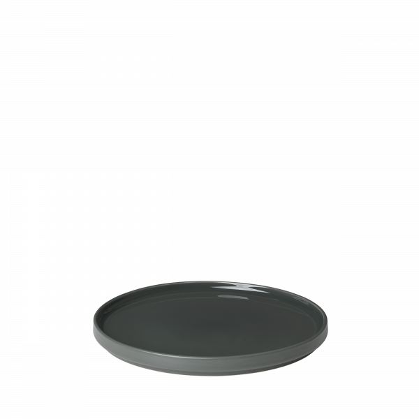Grauer Keramikplatte auf schwarzem Hintergrund, die ein minimalistisches Design präsentiert.
