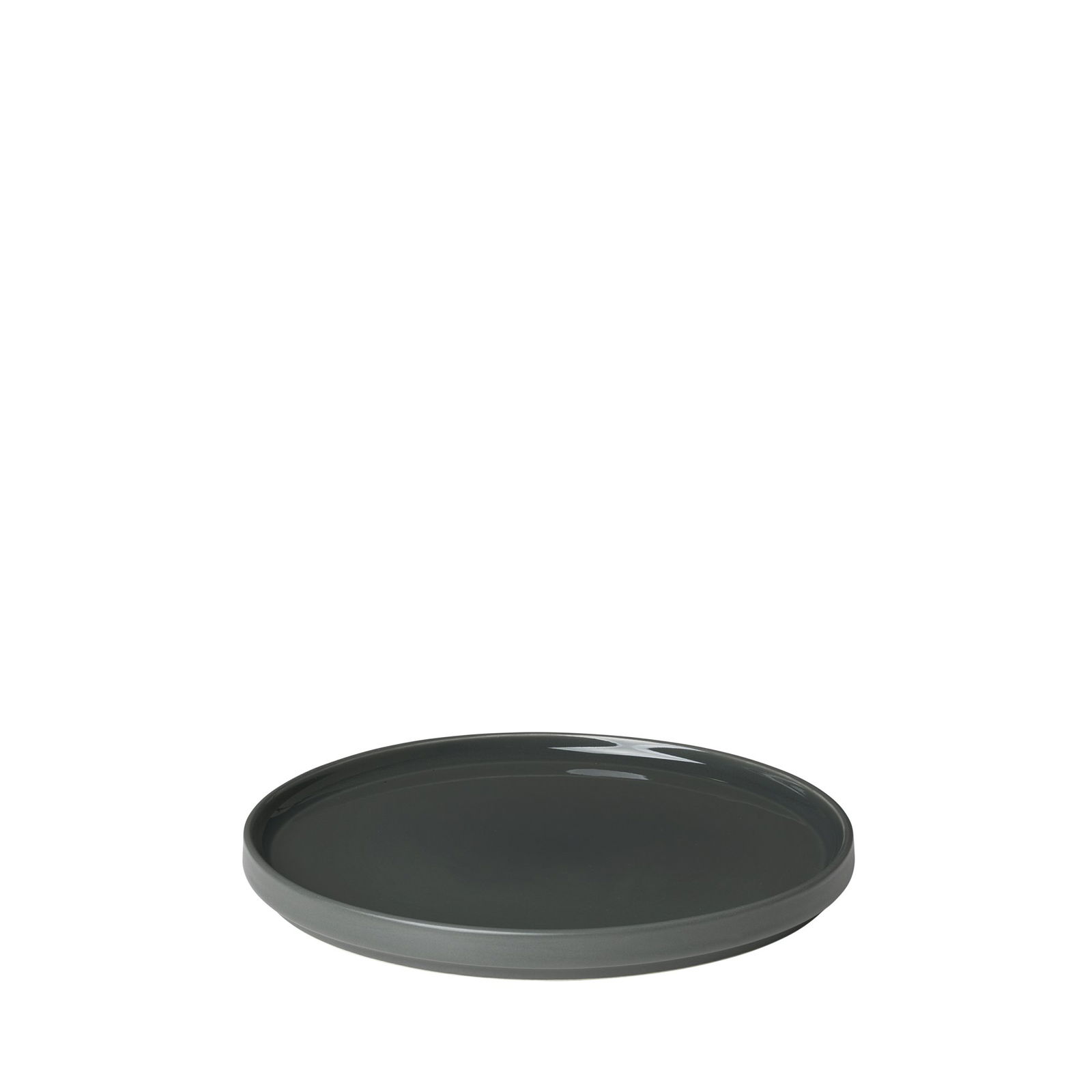 Grauer Keramikplatte auf schwarzem Hintergrund, die ein minimalistisches Design präsentiert.