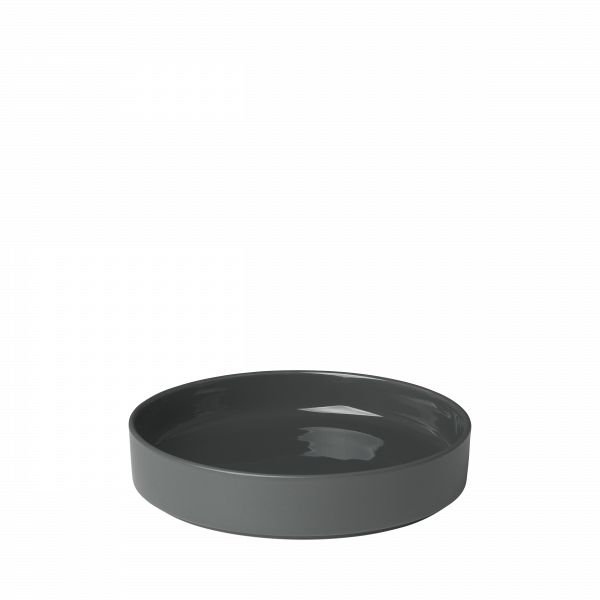 Grauer keramischer Teller mit glänzender Oberfläche und flachem Design auf schwarzem Hintergrund.