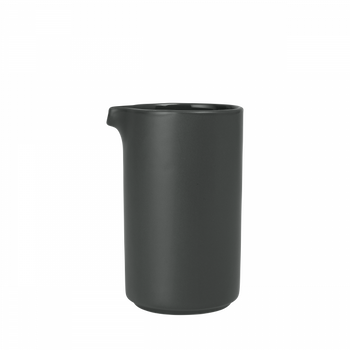Eleganter schwarzer Keramikkrug mit minimalistischer Gestaltung auf einem schlichten Hintergrund.