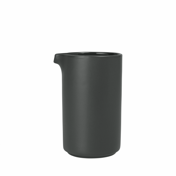 Eleganter schwarzer Keramikkrug mit minimalistischer Gestaltung auf einem schlichten Hintergrund.