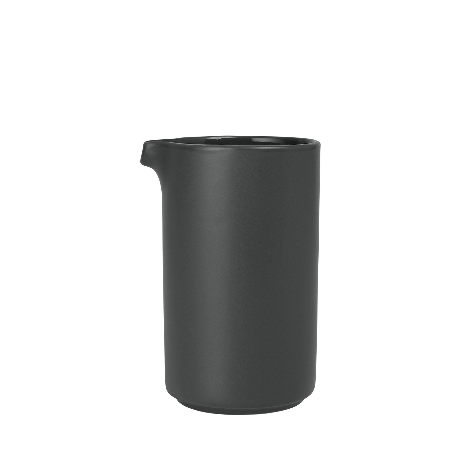 Eleganter schwarzer Keramikkrug mit minimalistischer Gestaltung auf einem schlichten Hintergrund.