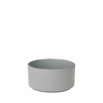 Minimalistische graue keramische Schüssel mit einem glatten, glänzenden Innenraum.