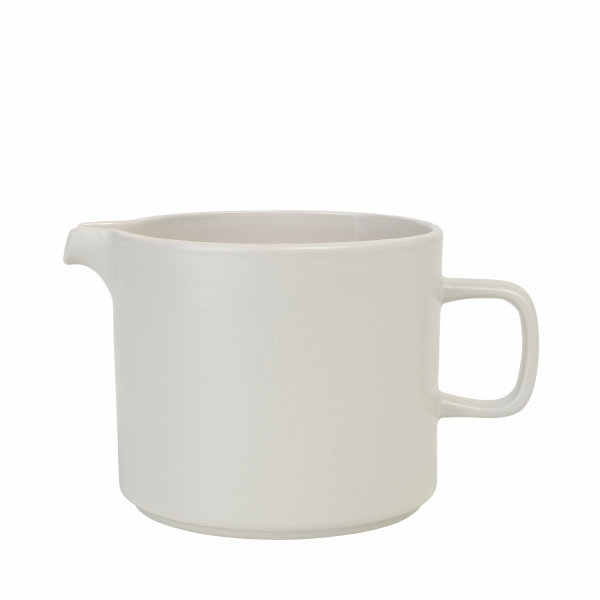Minimalist weiße Keramikkanne mit einem geschwungenen Griff und subtiler Textur.