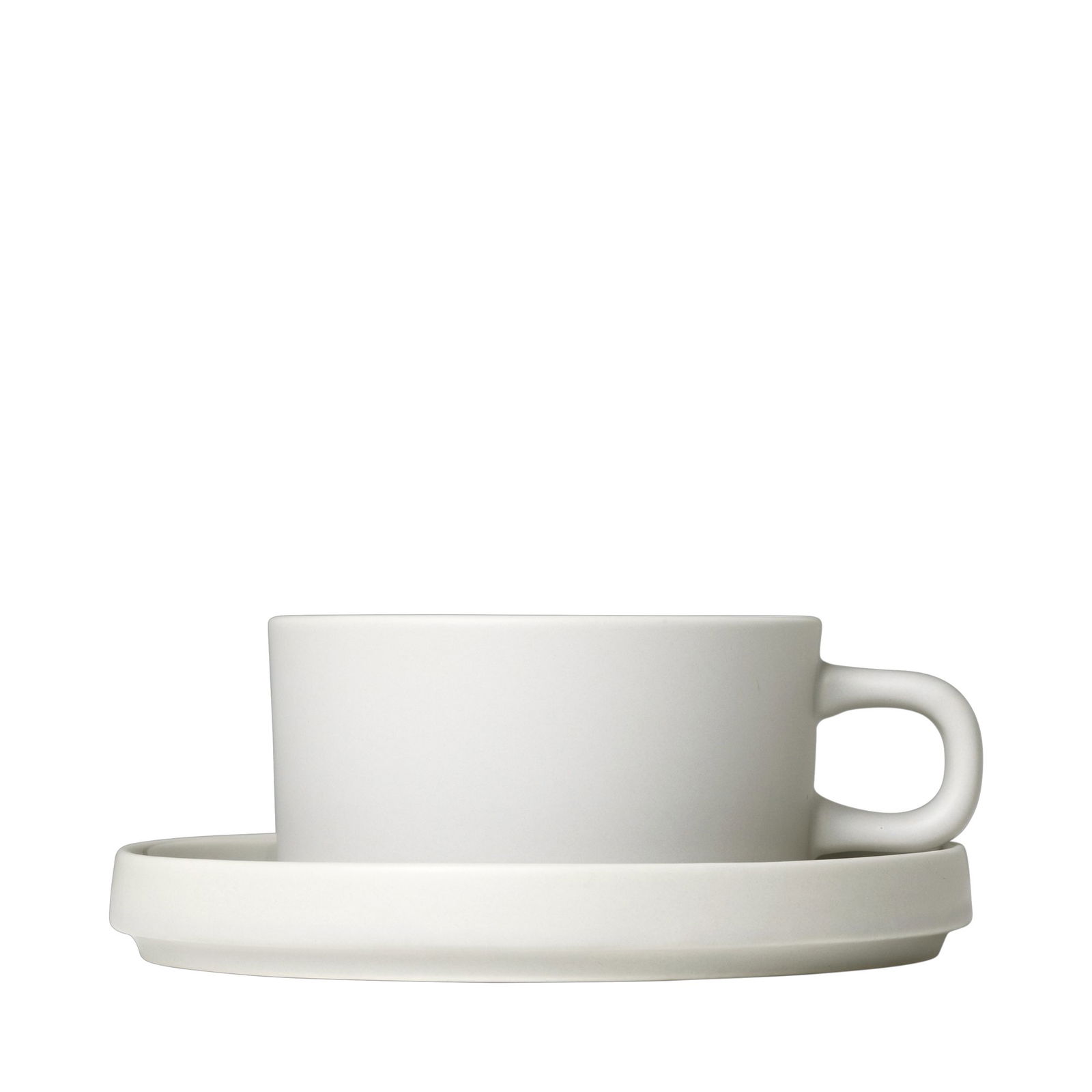 Minimalistische weiße Kaffeetasse mit Untertasse auf einem schwarzen Hintergrund.