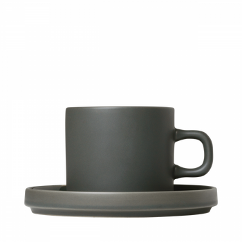 Stilvolle dunkelgraue Kaffeetasse und Untertasse auf einem schwarzen Hintergrund.