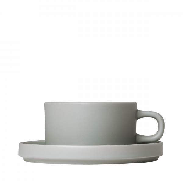Minimalistische graue Tasse mit Untertasse auf schwarzem Hintergrund, perfekt für stilvolles Essen.