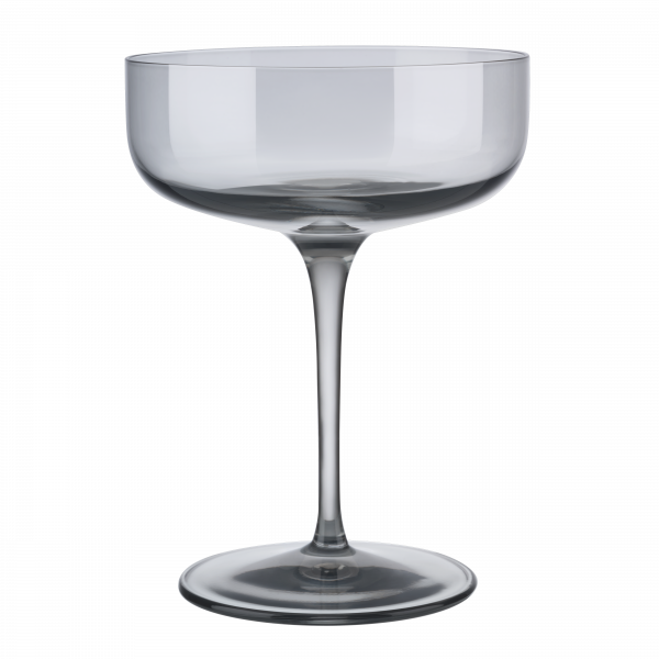 Elegantes klares Glas-Cocktailgeschirr auf schwarzem Hintergrund für stilvolle Getränkepräsentationen.