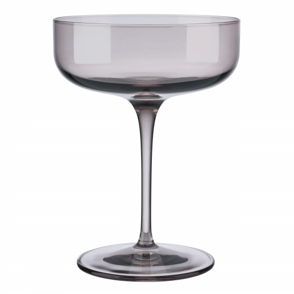 Elegantes transparentes Coupe-Glas auf schwarzem Hintergrund für Cocktails oder Desserts.