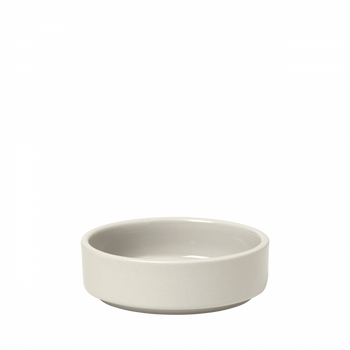 Minimalistisches Keramikgeschirr in sanftem Beige, ideal zum Servieren von Snacks oder kleinen Beilagen.