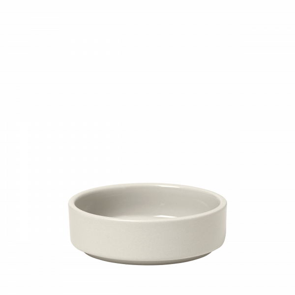 Minimalistisches Keramikgeschirr in sanftem Beige, ideal zum Servieren von Snacks oder kleinen Beilagen.