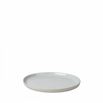 Minimalistische weiße Keramikplatte mit glatter Oberfläche und dezentem Sprenkelmuster.
