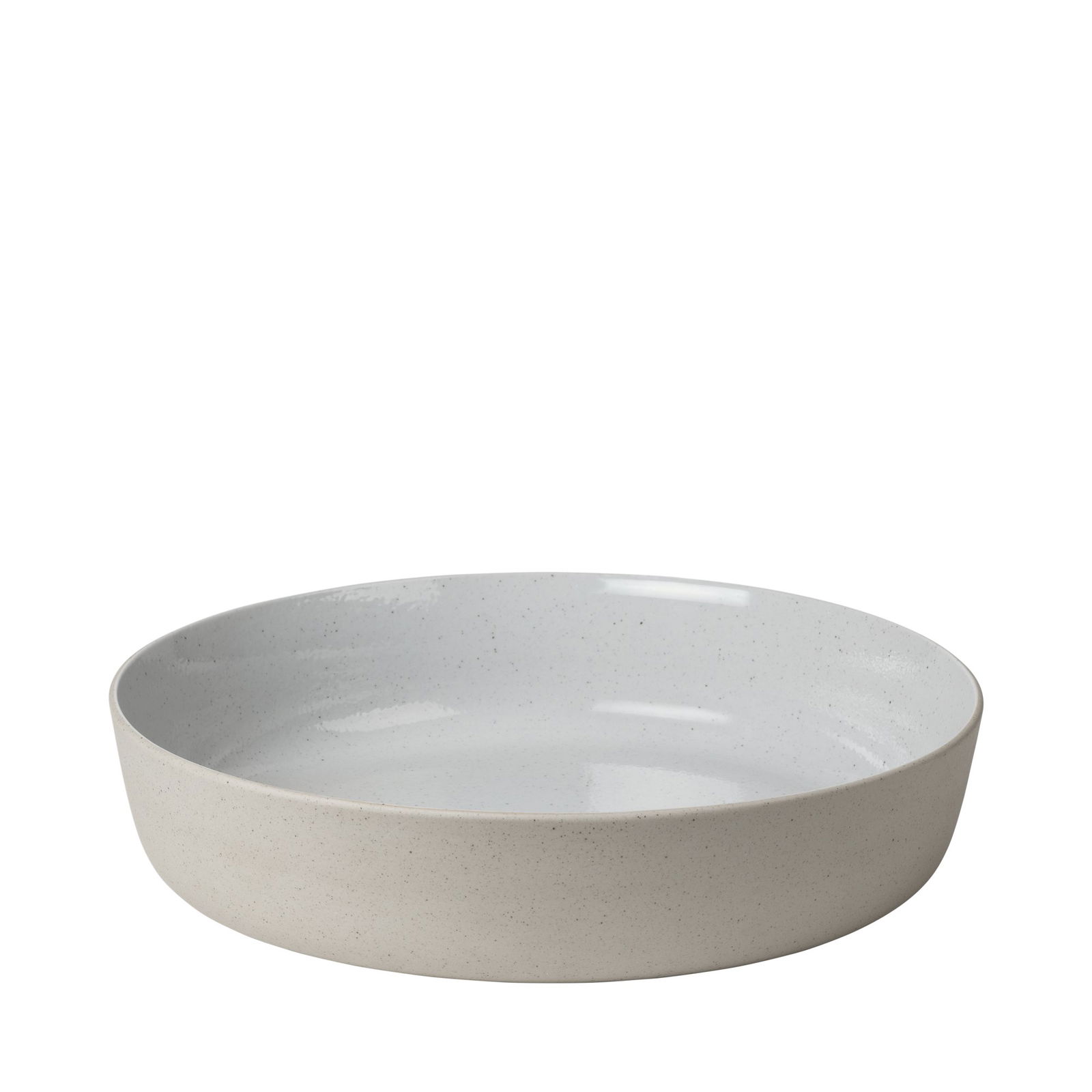 Moderne Keramikservierschüssel mit minimalistischen Design und glattem weißen Inneren.