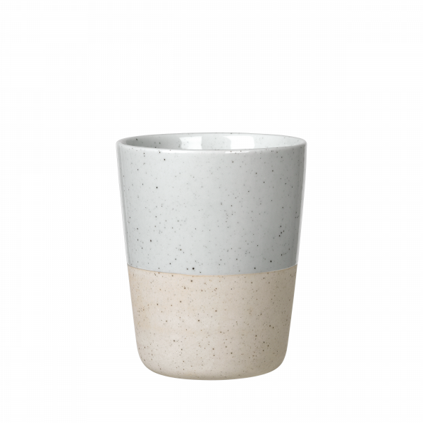 Keramiktasse mit einem grauen und beigen Design und einer gesprenkelten Oberfläche.