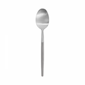 Silberlöffel vor schwarzem Hintergrund, der sein elegantes Design und seinen Glanz betont.