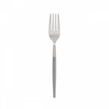 Edelstahlgabel mit einem eleganten Design auf schwarzem Hintergrund.