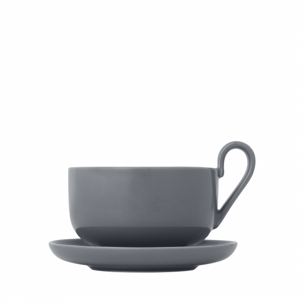 Graues Keramikbecher- und Untertassen-Set auf schwarzem Hintergrund für moderne Essästhetik.