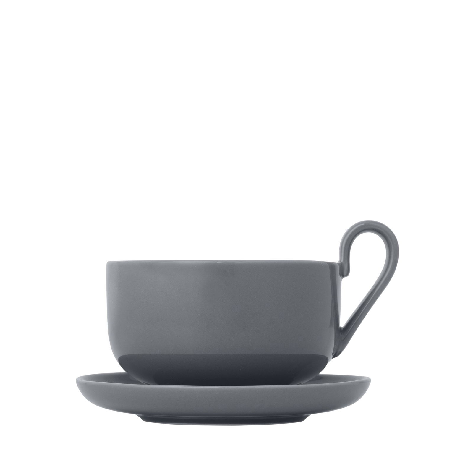 Graues Keramikbecher- und Untertassen-Set auf schwarzem Hintergrund für moderne Essästhetik.