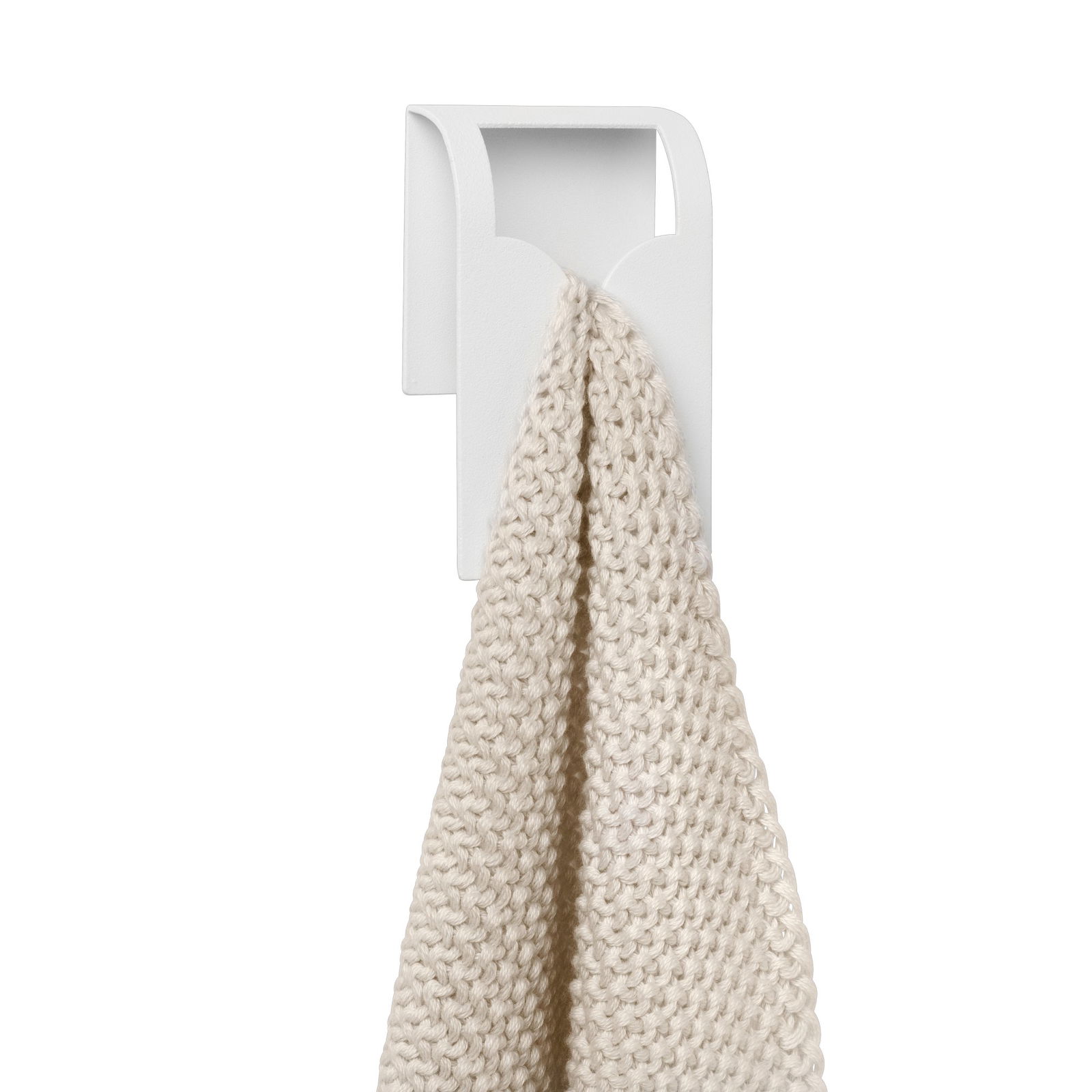 Minimalist weißer Handtuchhalter mit einem weichen, beige gestrickten Handtuch, das daran hängt.