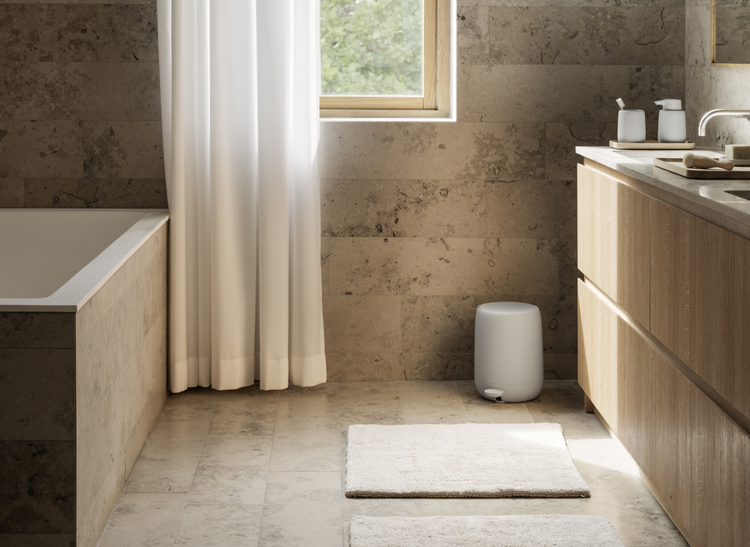 Modern Badezimmer mit Badewanne, Fenster, und Holzunterschränken.