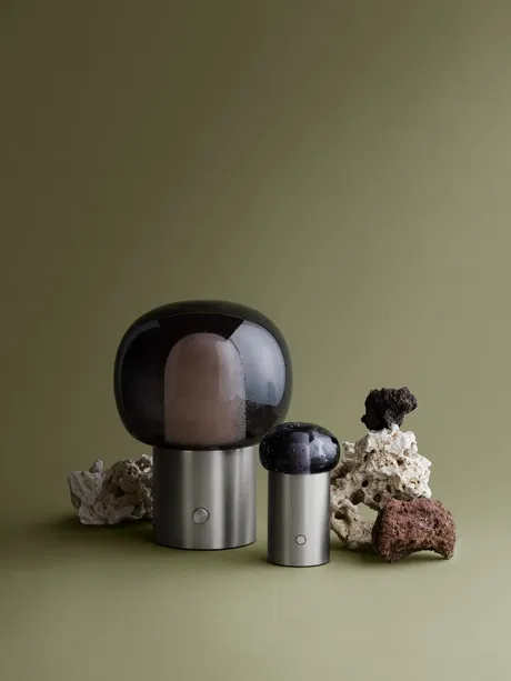 Moderne Tischlampen aus Glas und Metall mit organischen Dekorationselementen.