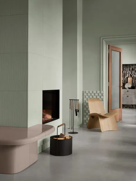 Modern Wohnraum mit grünem Kamin, minimalistischen Möbeln und stilvollem Design.