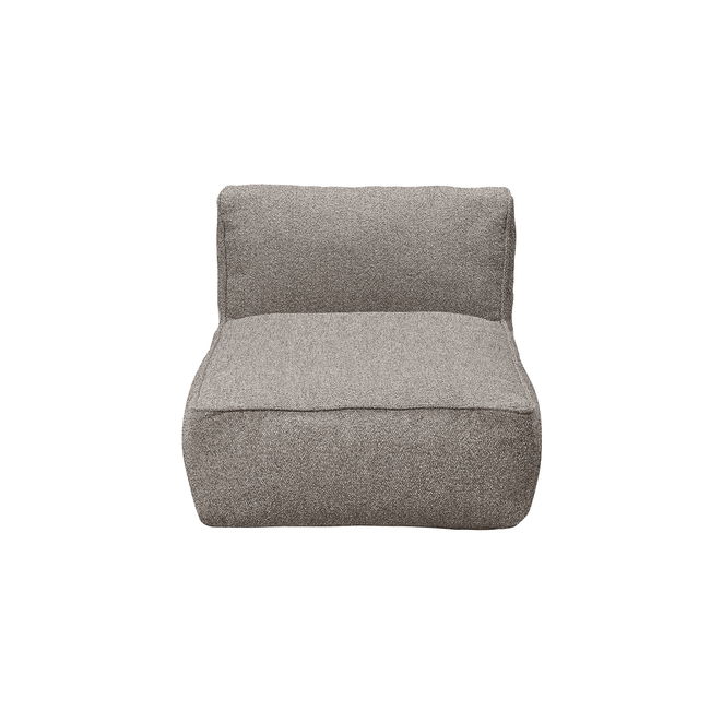 Beiger, bequemer Sessel aus Stoff mit einem modernen, minimalistischen Design.
