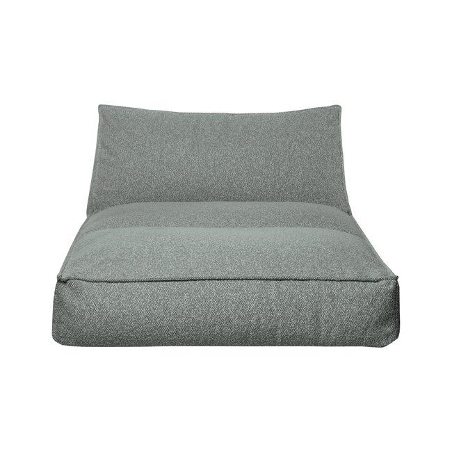 Beiger, bequemer Sessel mit elegantem Stoffdesign auf weißem Hintergrund.