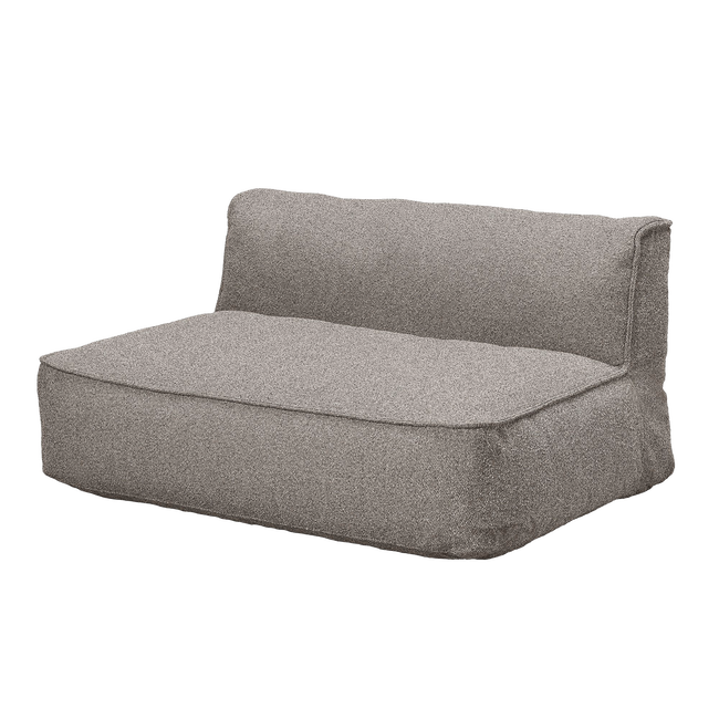 Beiger Stoffsofa mit abgerundetem Rücken und bequemer Sitzfläche für Innenräume.