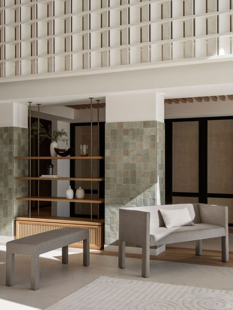 Modern wohnzimmer mit eleganten Möbeln und neutralen Farbtonen für stilvolle Einrichtung.