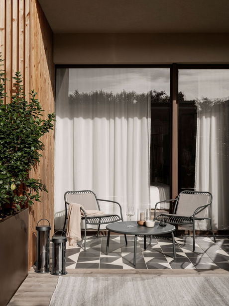 Moderne Terrasse mit stilvollen Möbeln und einem einladenden Ambiente zum Entspannen.